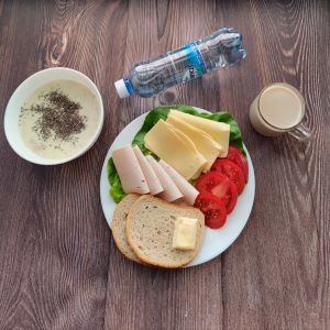 Dieta podstawowa Kawa zbożowa z mlekiem Owsianka budyniowa z bananem i jabłkiem z posypką chia Chleb mieszany pszenno-żytni Masło extra Ser żółty Szynka Drobiowa Pomidor Woda mineralna Sałata lodowa